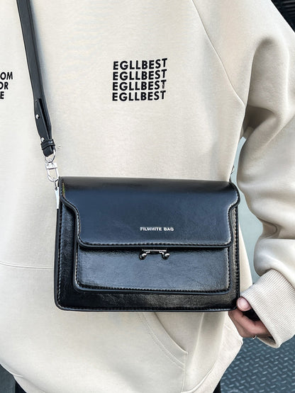 Sac à bandoulière simple en PU, petit format carré, tendance et décontracté. Plusieurs couleurs de disponible