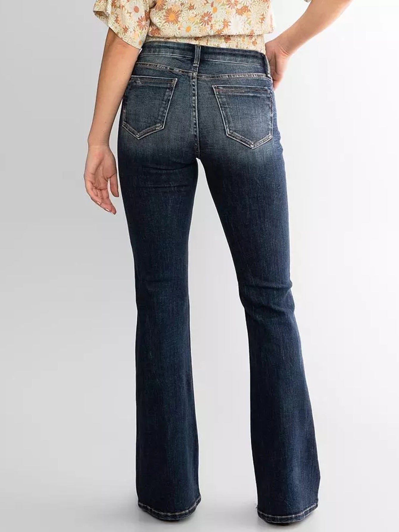 Jean évasé semi base, extensible moyenne. Un style pour vous madame.