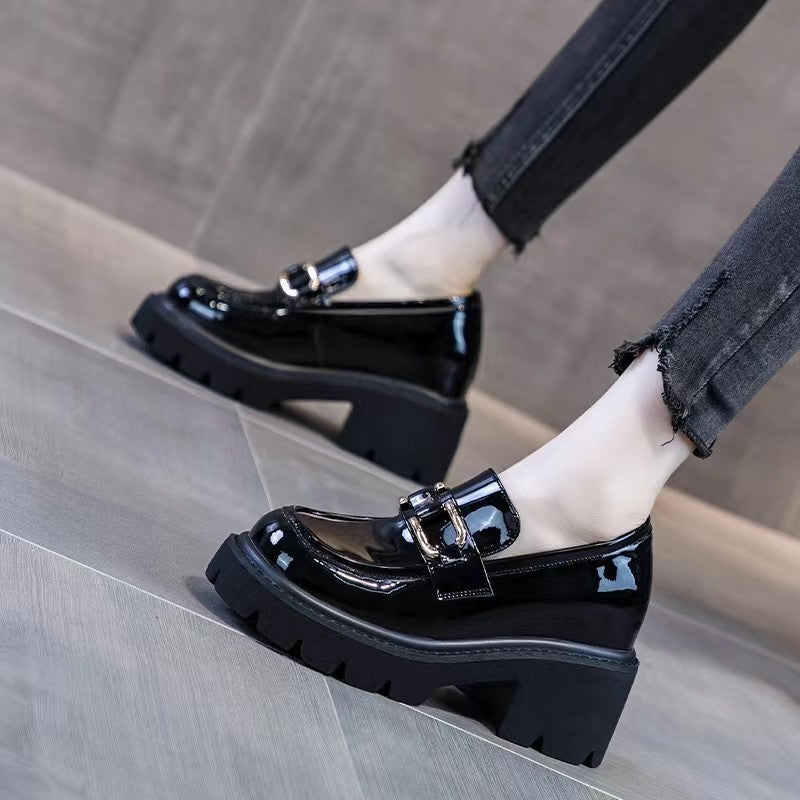 Un souliers classique madame pour vos sorties semelle épais,  confortable et stylée.