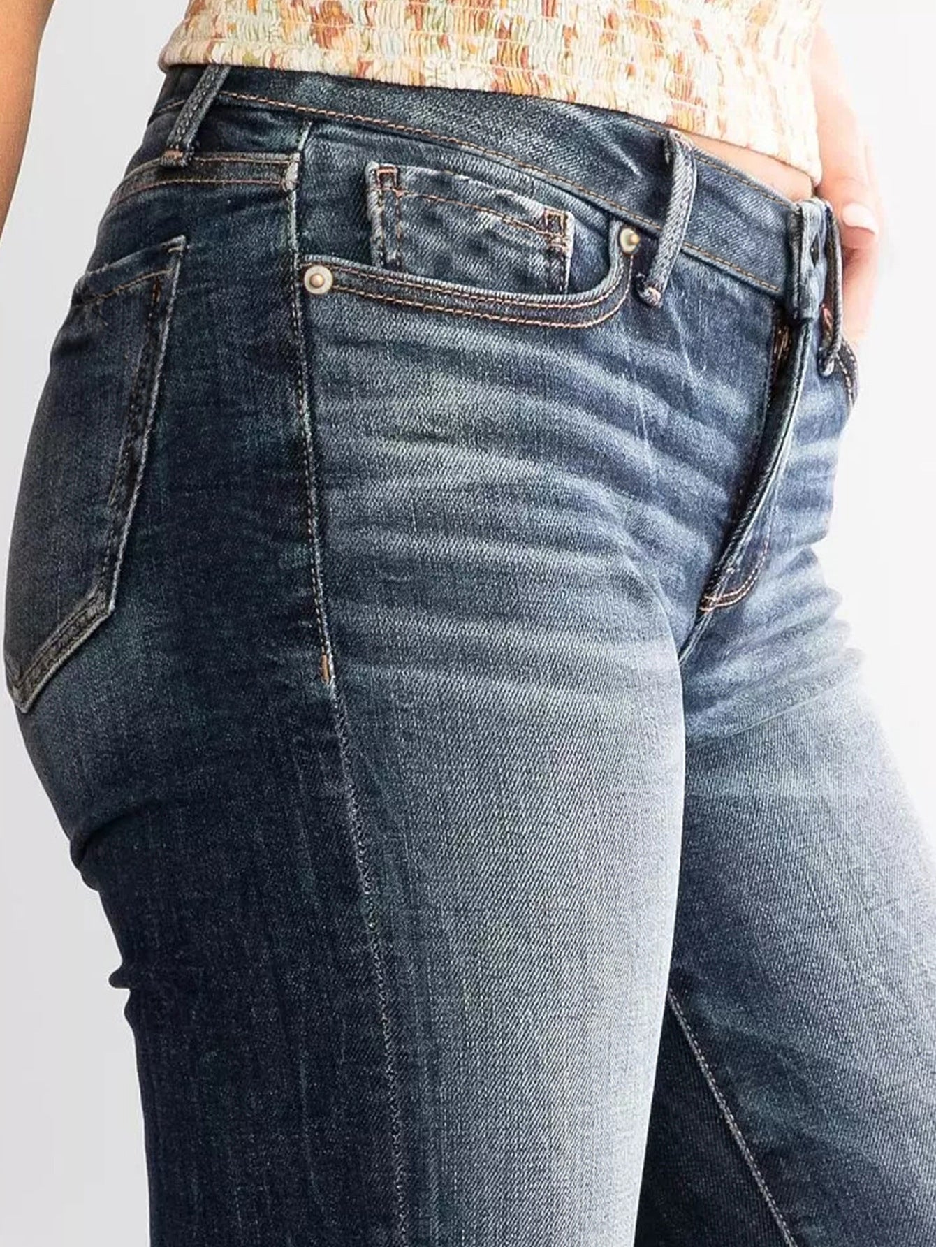 Jean évasé semi base, extensible moyenne. Un style pour vous madame.