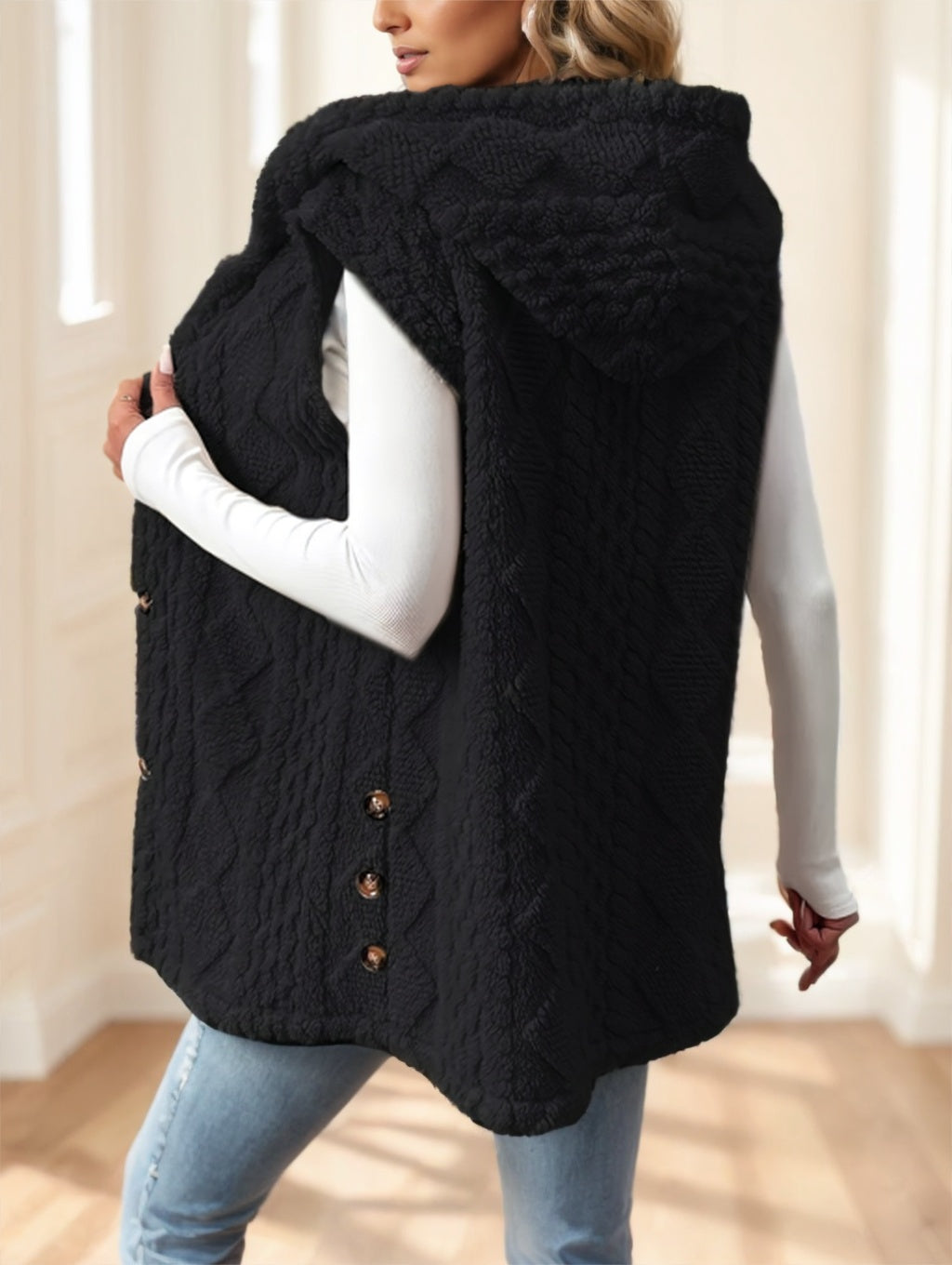 Une veste sans manche tissu polaire à capuche avec bouton pour femme très doux et cozy.