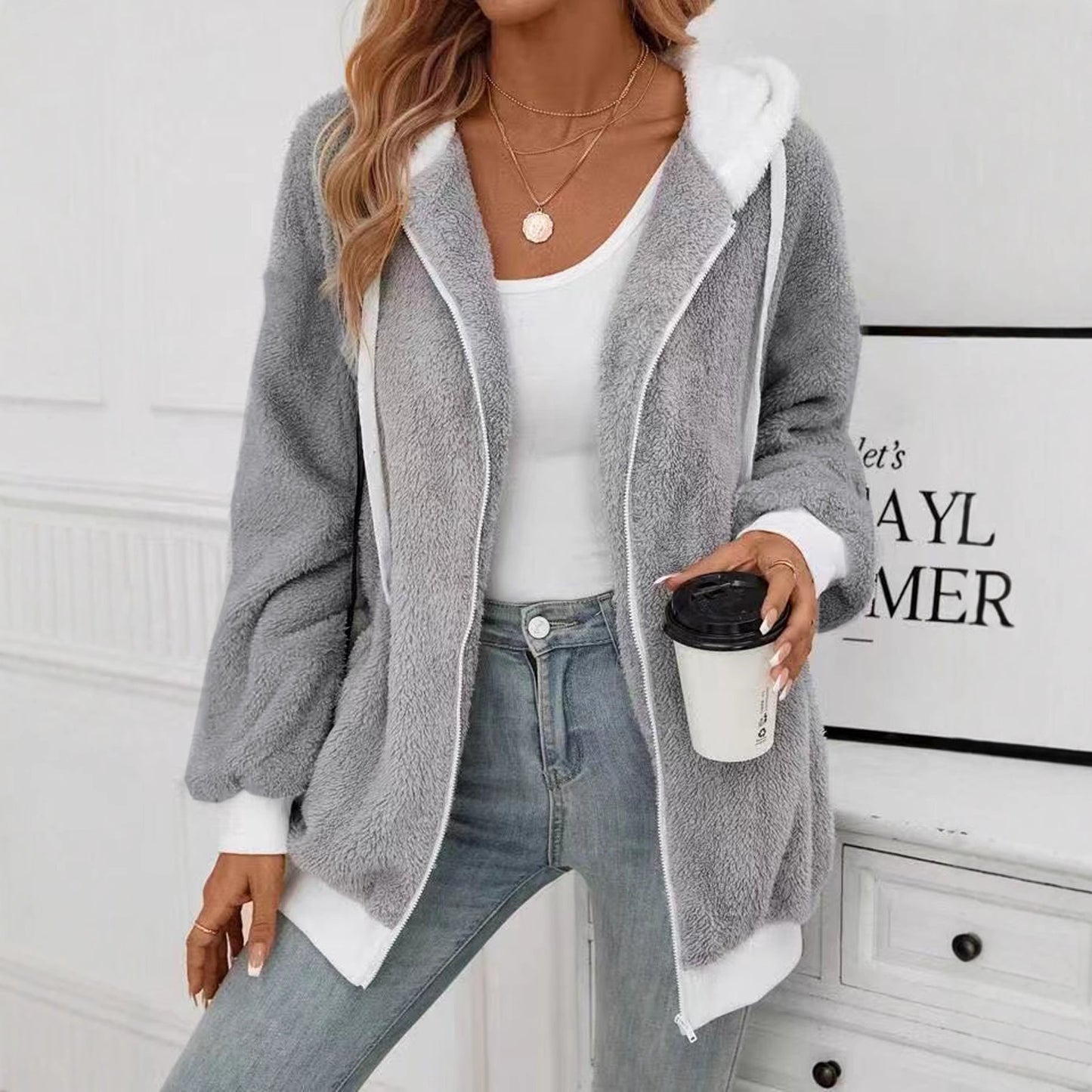 Veste en laine doux cozy avec zipe et capuche. Tendance pour femme