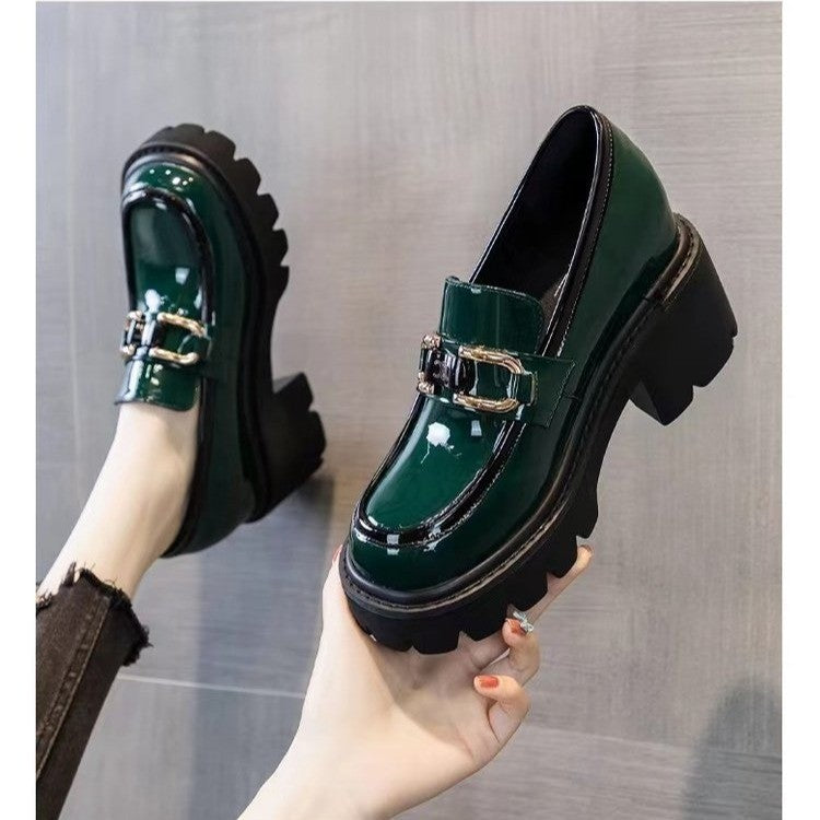 Un souliers classique madame pour vos sorties semelle épais,  confortable et stylée.