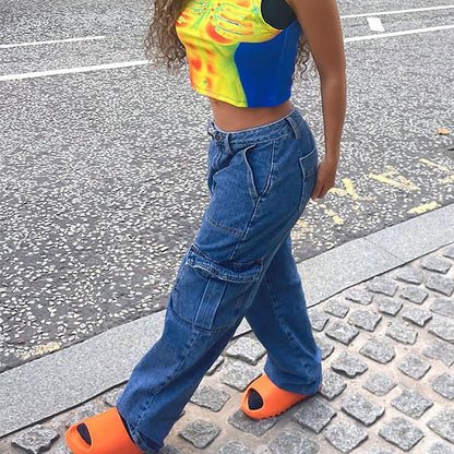 Un jean a patte droite avec poche cargot,  taille haute très stylée .