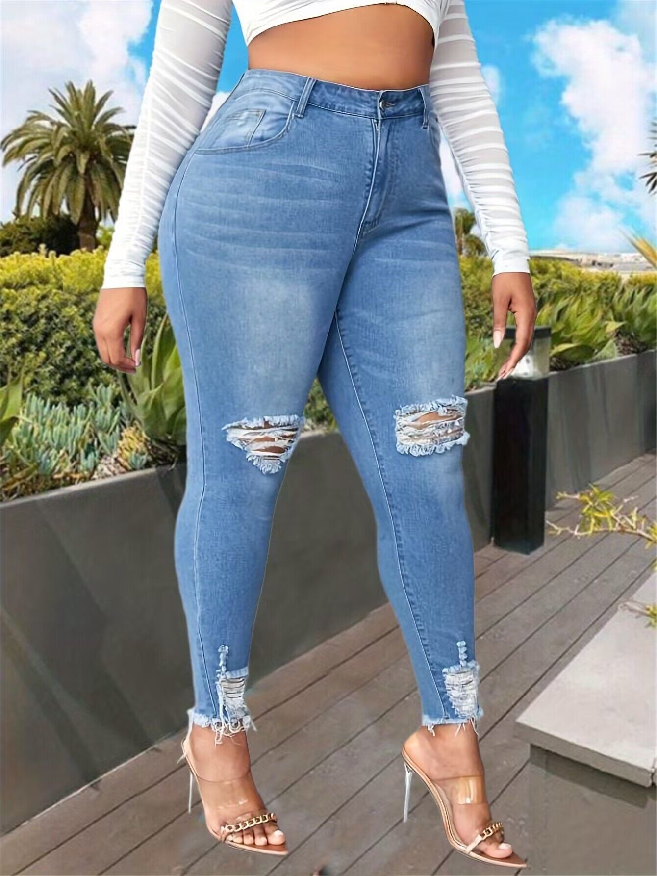 Un jean taille haute extensible,  avec trou. Stylée fashion pour femme.