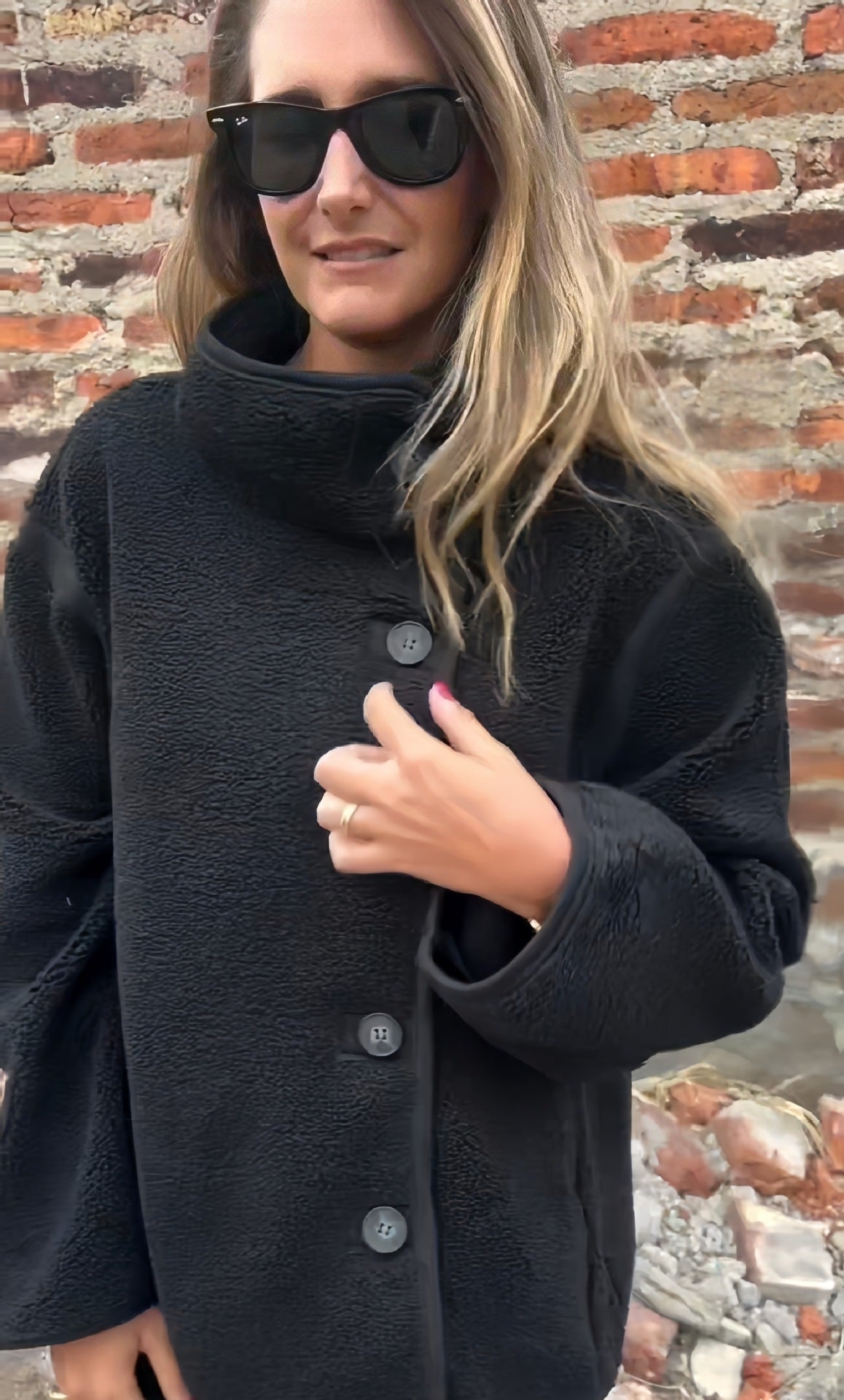 Belle petite veste a bouton en laine mouton , très chaud ! Mode pour femme