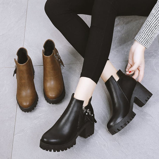 Une bottines parfait pour l'automne avec style.  Un talons épais et confortable a porté toute la journée.