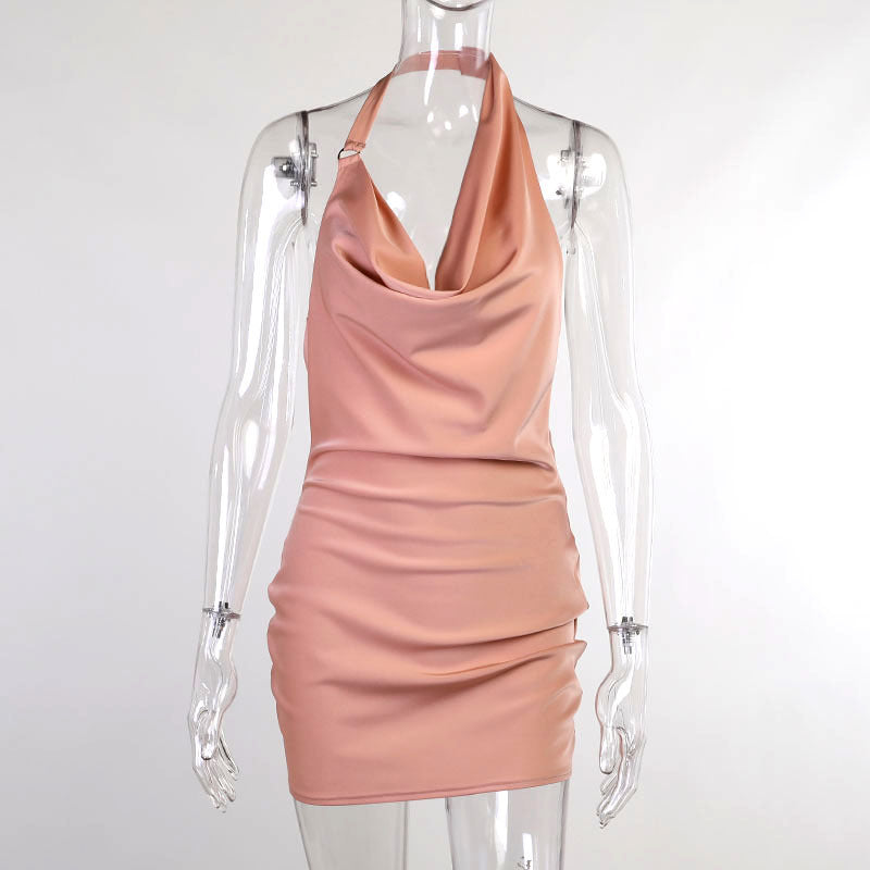 Petite robe très sexy dos nu et ouverte en v du devant,  tissu mince couleur unie.