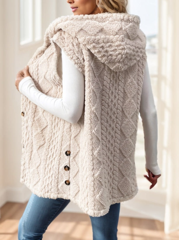 Une veste sans manche tissu polaire à capuche avec bouton pour femme très doux et cozy.