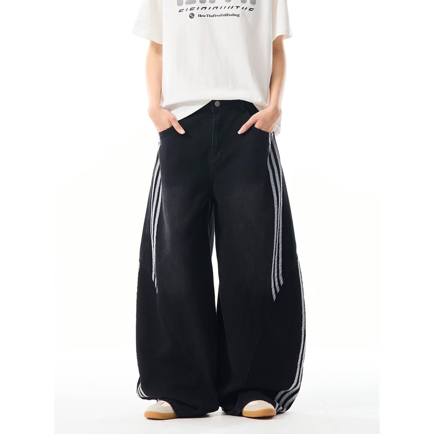 Jean très large style rectro.  Mode femme fashion.