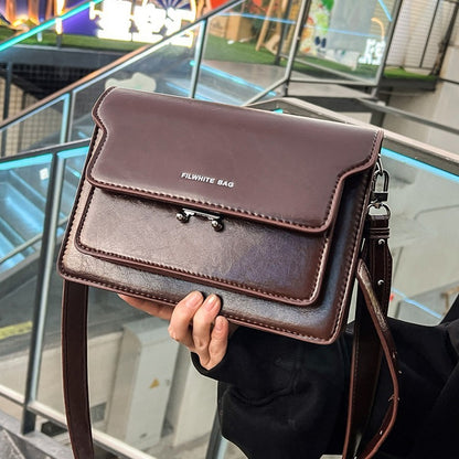 Sac à bandoulière simple en PU, petit format carré, tendance et décontracté. Plusieurs couleurs de disponible