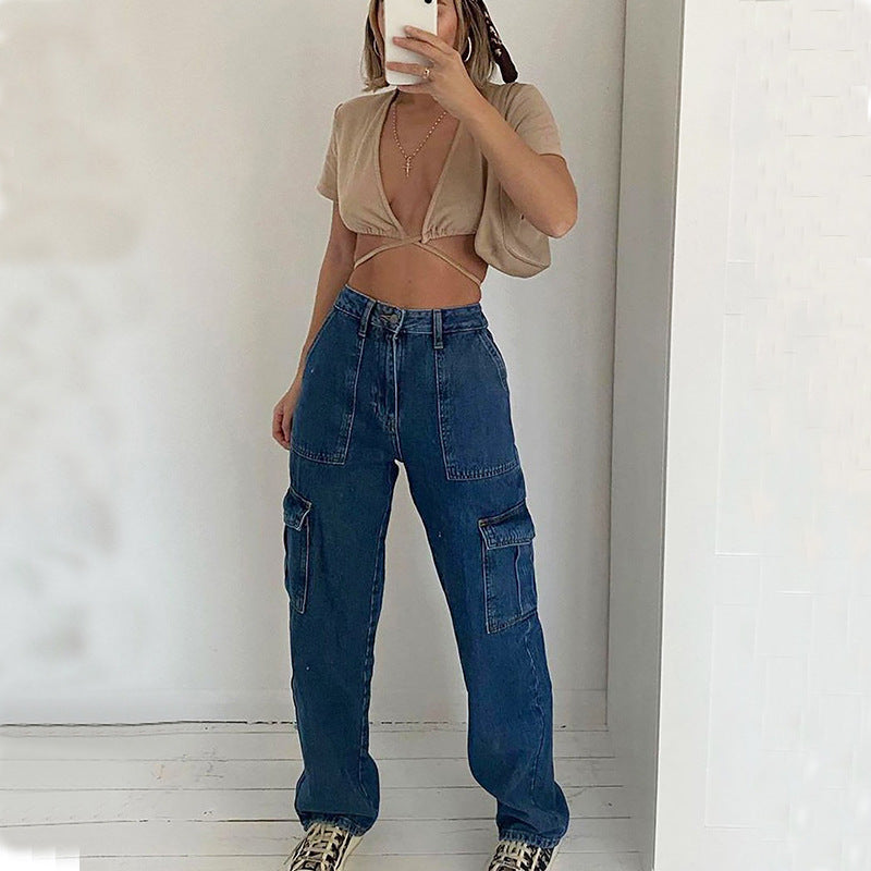 Un jean a patte droite avec poche cargot,  taille haute très stylée .