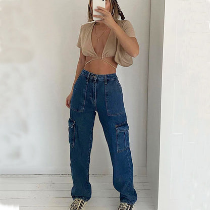 Un jean a patte droite avec poche cargot,  taille haute très stylée .