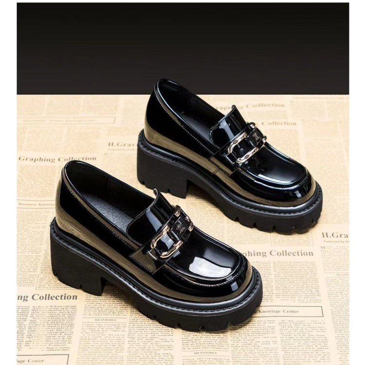 Un souliers classique madame pour vos sorties semelle épais,  confortable et stylée.